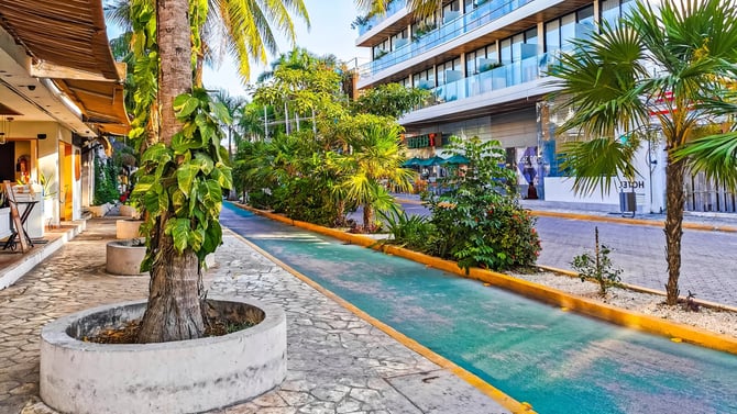 Bienes raíces en Playa del Carmen vs. Cancún: ¿Qué es mejor para los alquileres vacacionales?